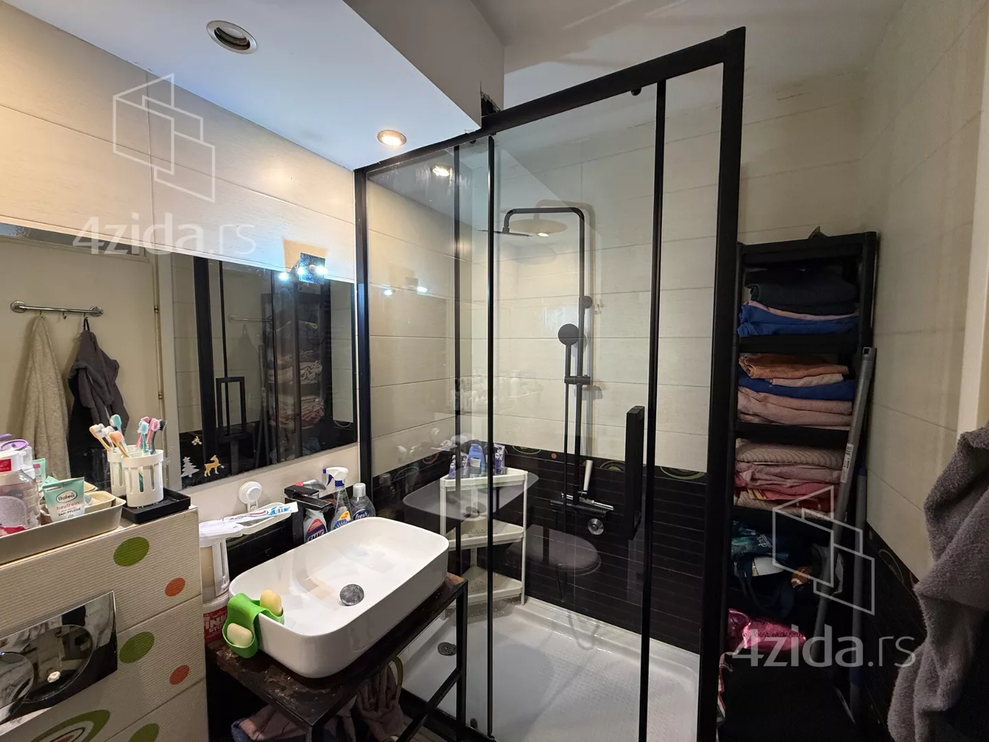 Četvoroiposoban stan | 4zida