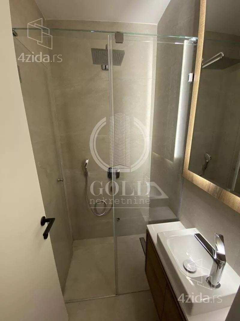 Šestosoban stan | 4zida