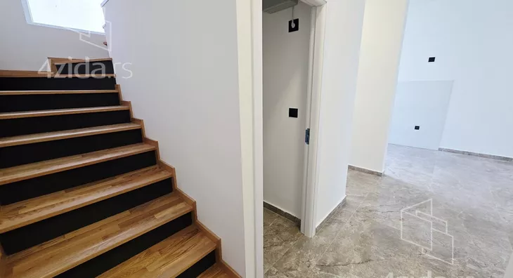 Četvoroiposoban stan | 4zida