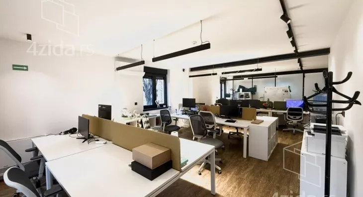 Poslovna zgrada | 4zida