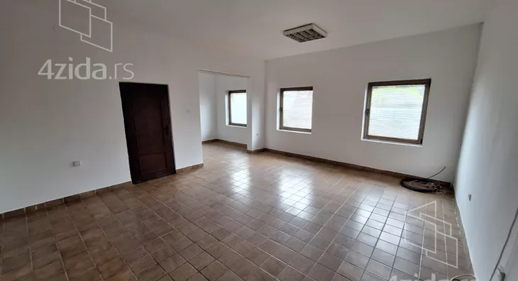 Poslovna zgrada | 4zida