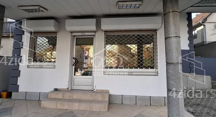 Poslovna zgrada | 4zida