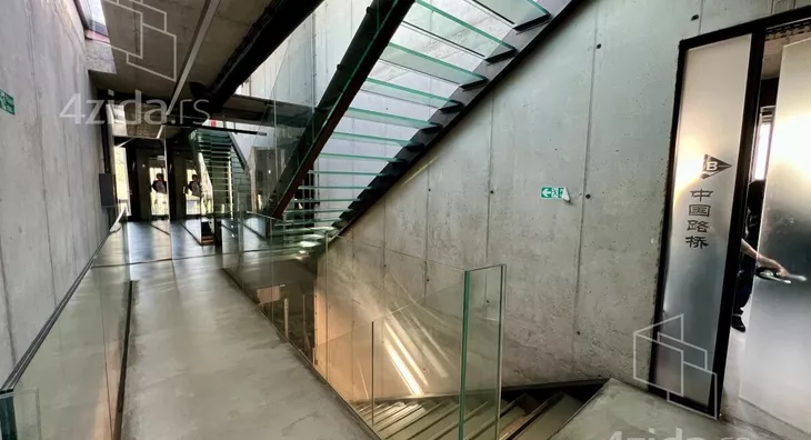 Poslovna zgrada | 4zida