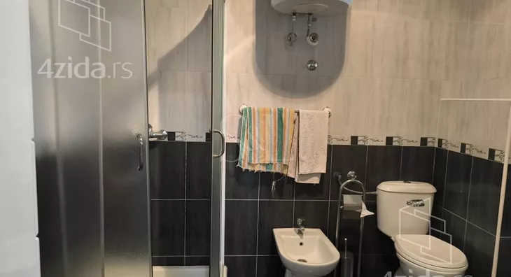 Šestosoban stan | 4zida