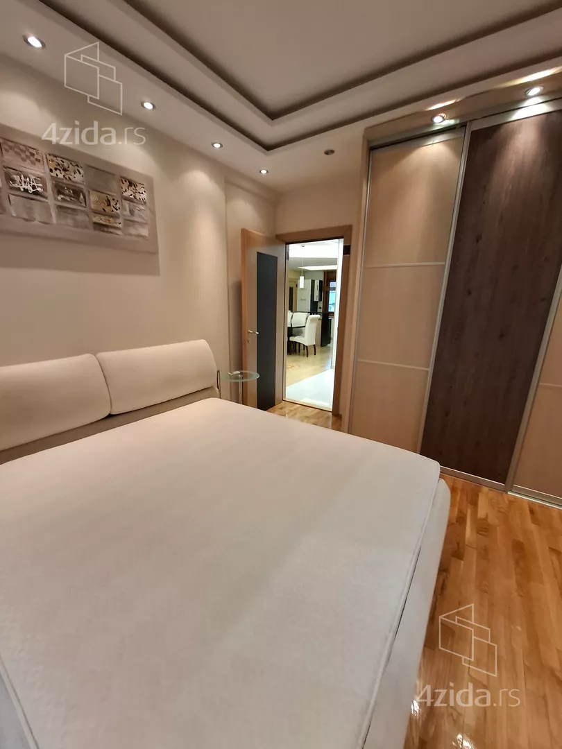 Šestosoban stan | 4zida