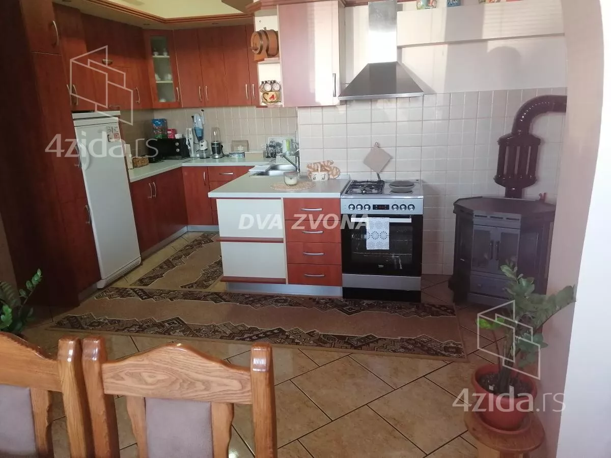 Poslovna zgrada | 4zida