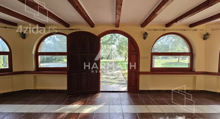 Poslovna zgrada | 4zida