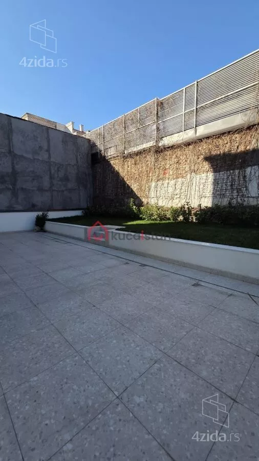 Četvoroiposoban stan | 4zida