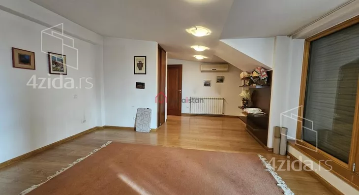 Sedmosoban stan | 4zida