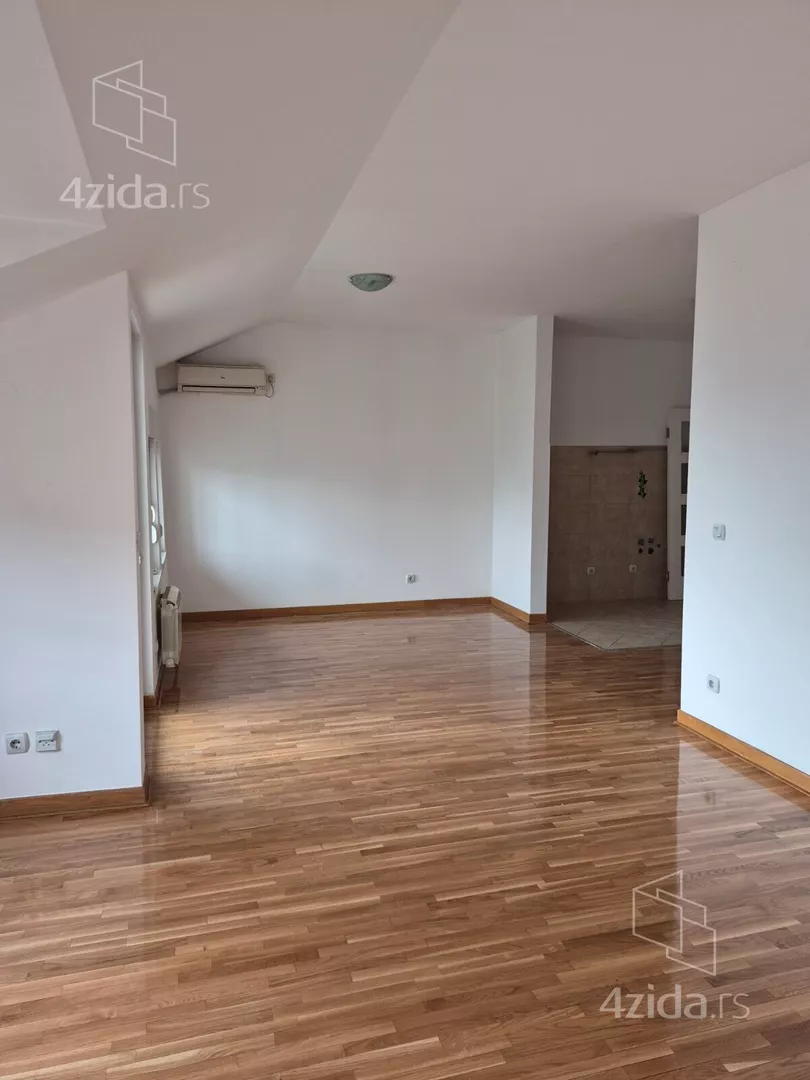 Četvoroiposoban stan | 4zida