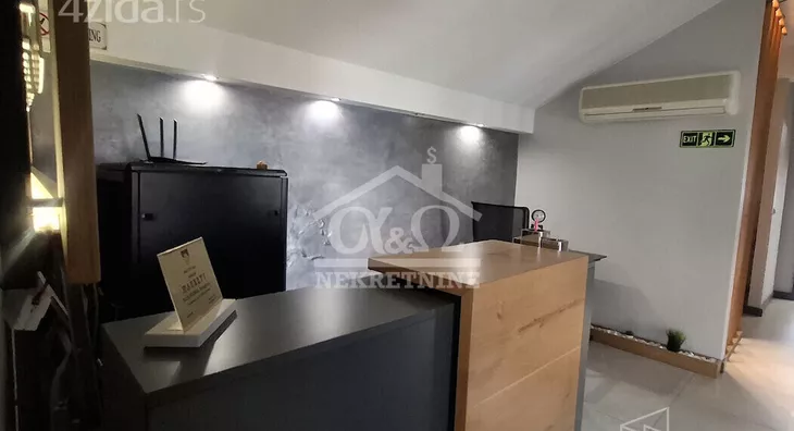 Poslovna zgrada | 4zida