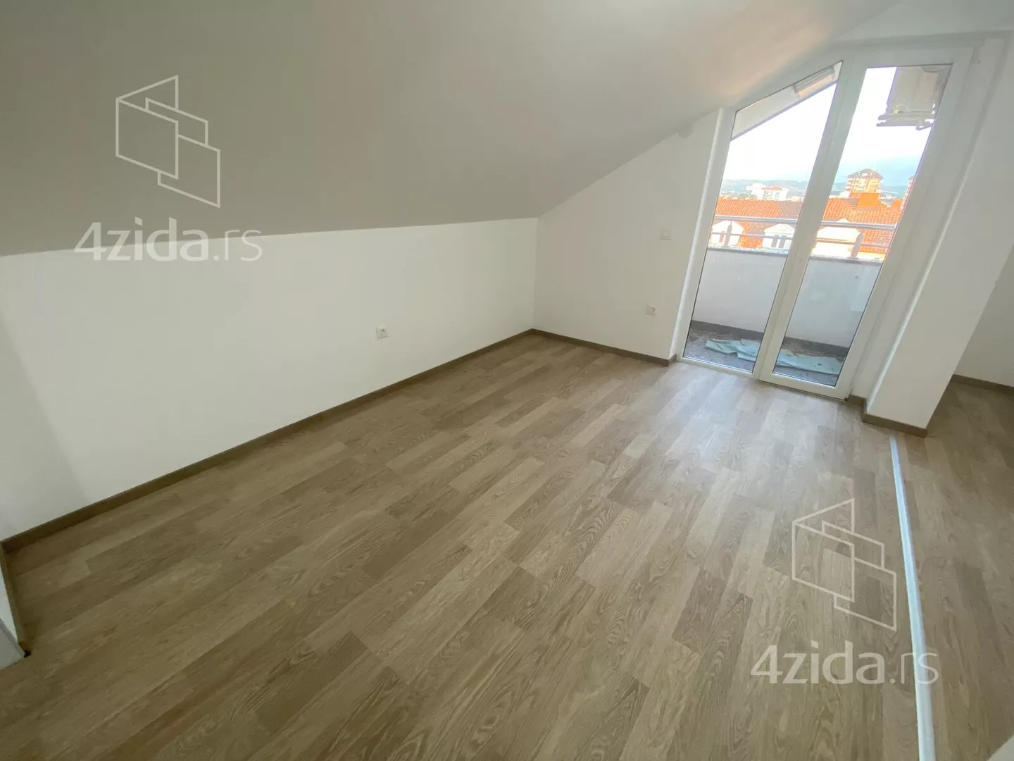 Četvoroiposoban stan | 4zida