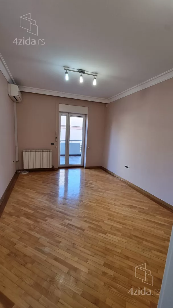 Šestoiposoban stan | 4zida