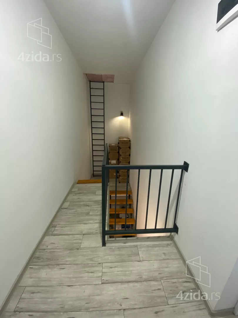 Poslovna zgrada | 4zida