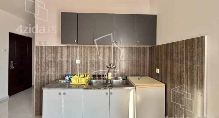 Šestoiposoban stan | 4zida