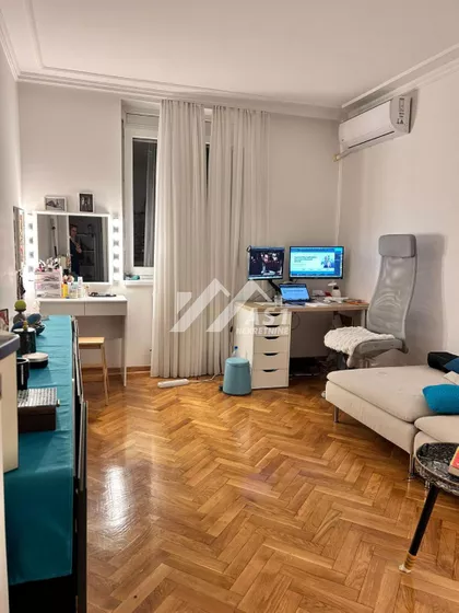 Lasla Gala | 4zida.rs