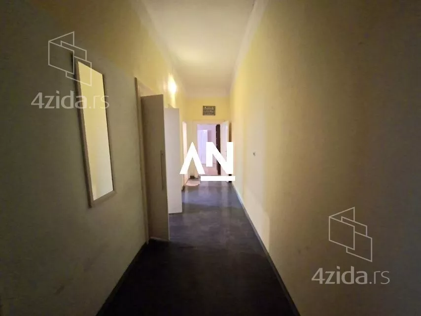 Šestoiposoban stan | 4zida