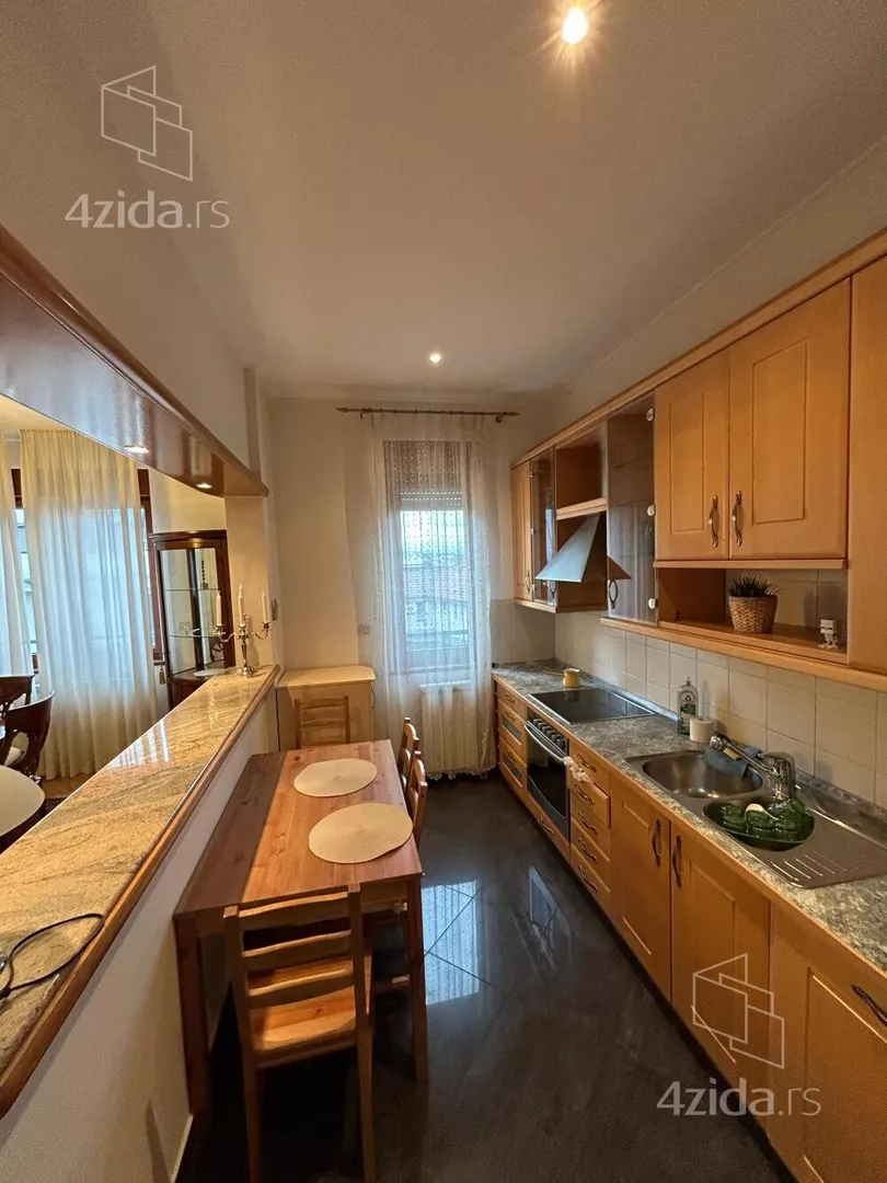 Četvoroiposoban stan | 4zida