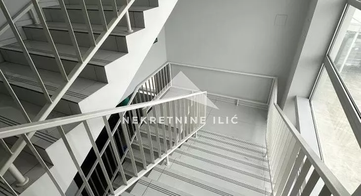 Poslovna zgrada | 4zida