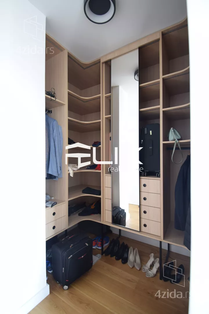 Šestosoban stan | 4zida