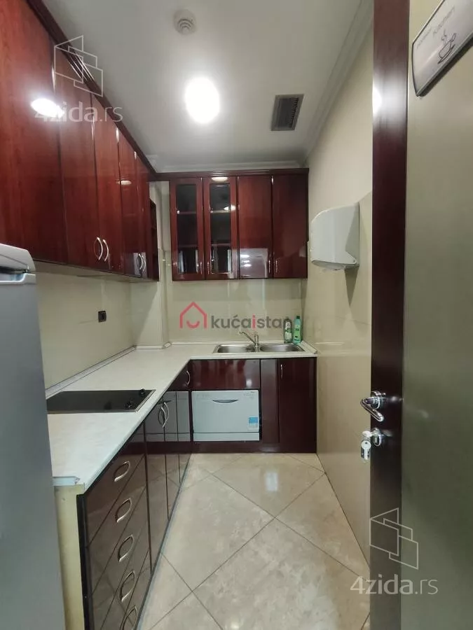 Poslovna zgrada | 4zida