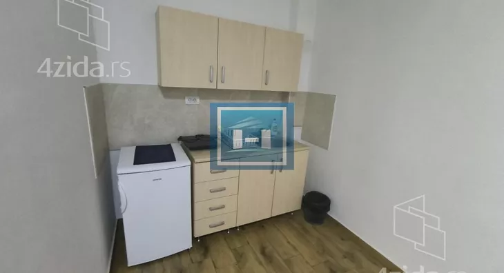 Poslovna zgrada | 4zida