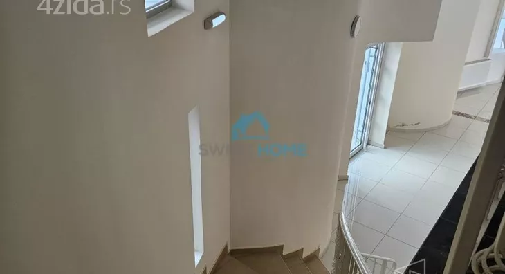 Poslovna zgrada | 4zida