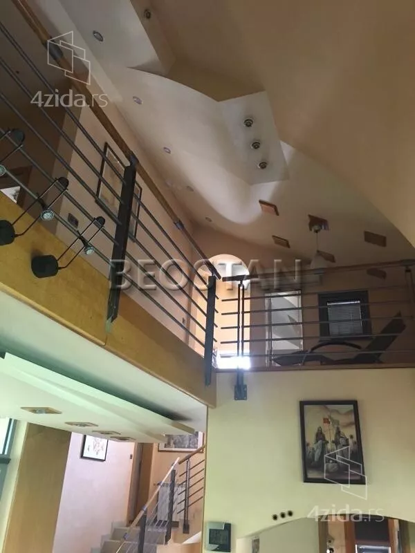 Šestoiposoban stan | 4zida