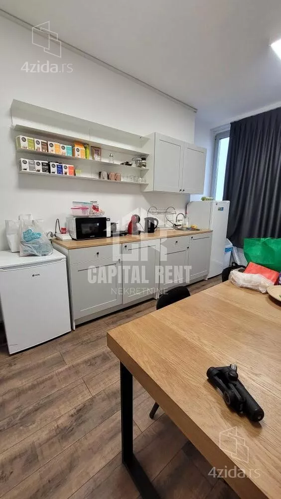 Poslovna zgrada | 4zida