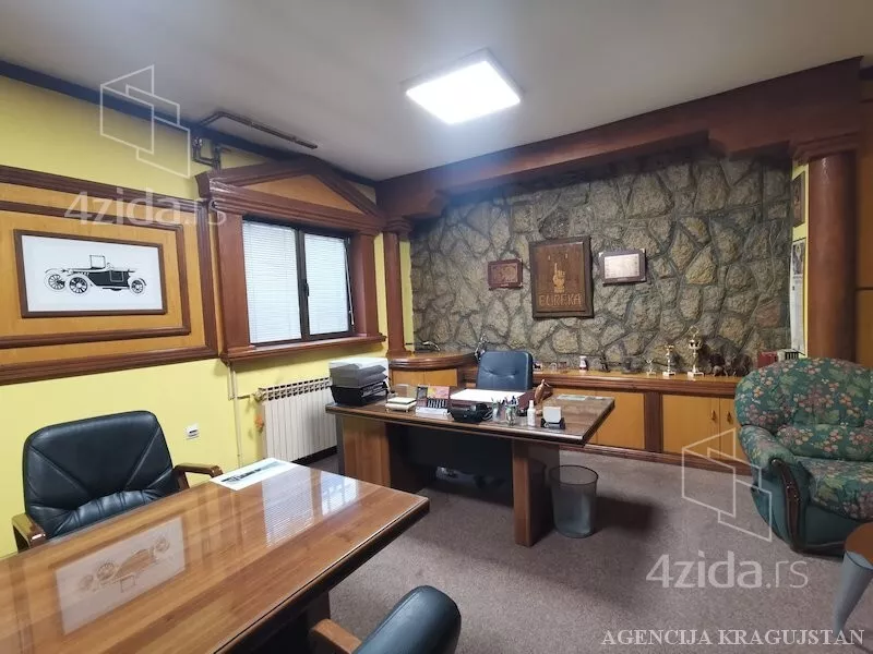 Poslovna zgrada | 4zida