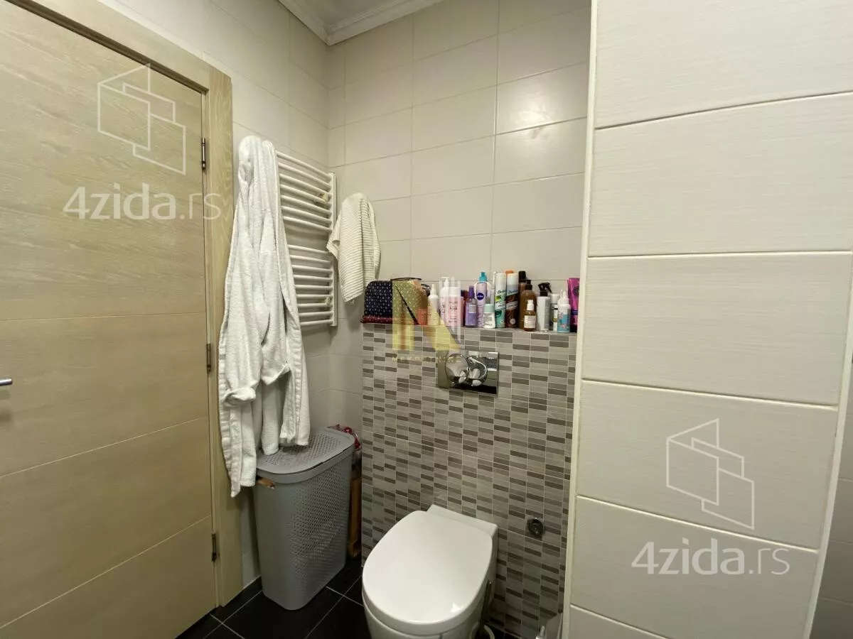 Šestosoban stan | 4zida