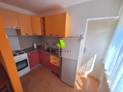 Crveni Pevac | 4zida.rs
