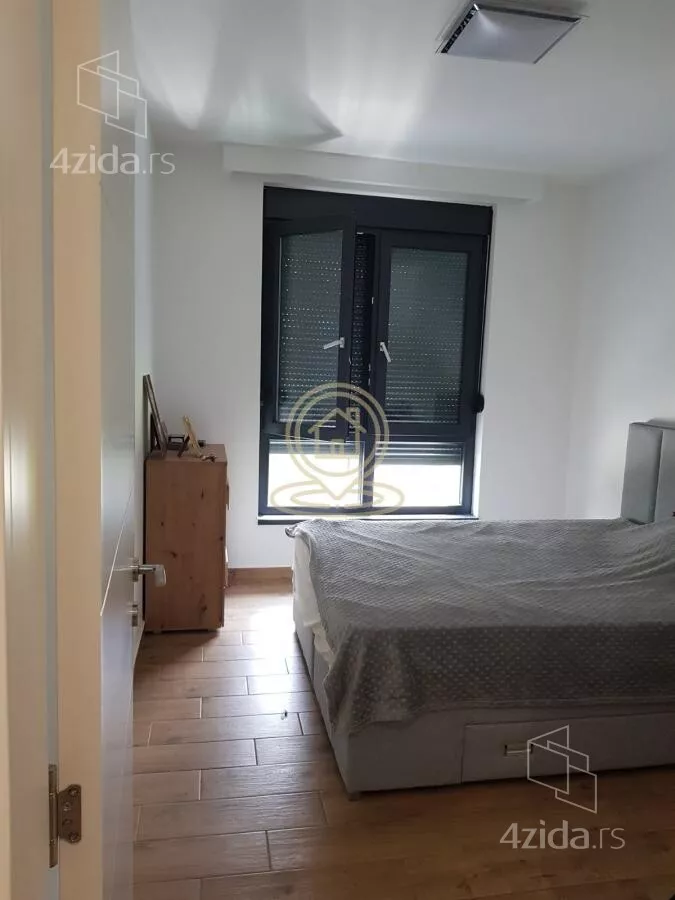 Poslovna zgrada | 4zida