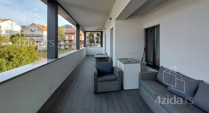 Šestosoban stan | 4zida