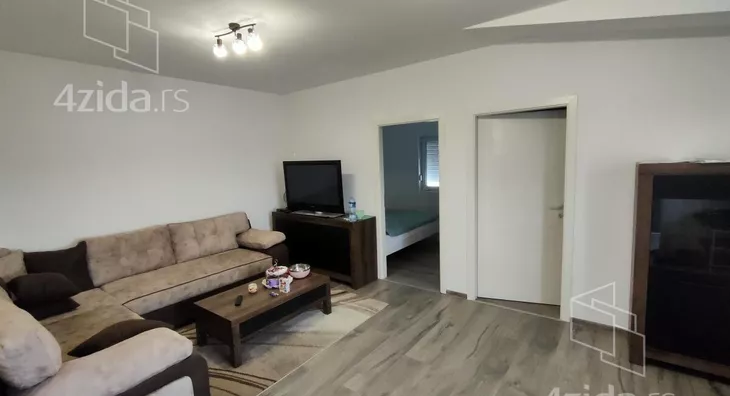 Poslovna zgrada | 4zida