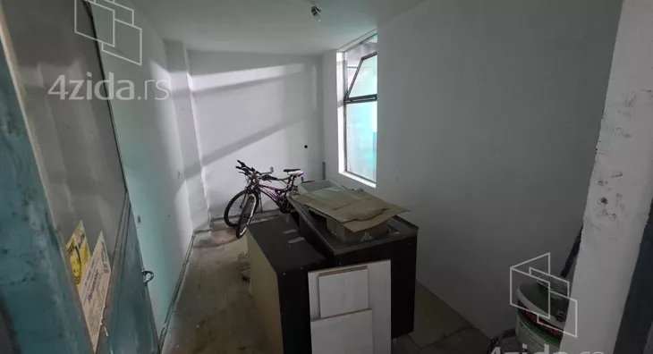 Poslovna zgrada | 4zida