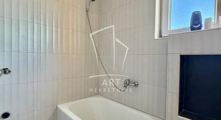 Šestoiposoban stan | 4zida