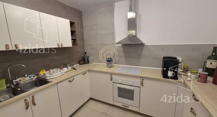 Poslovna zgrada | 4zida