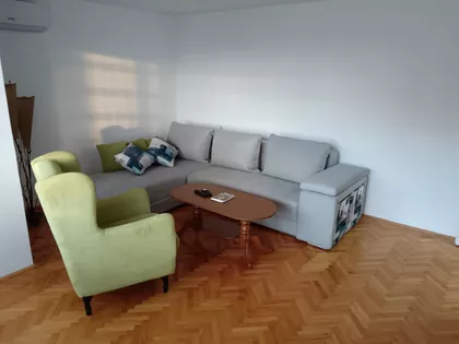 Crveni Pevac | 4zida.rs