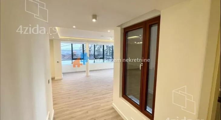 Poslovna zgrada | 4zida