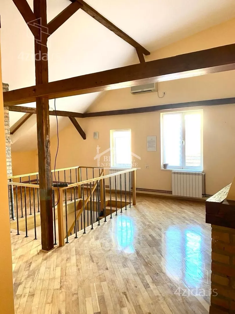 Šestoiposoban stan | 4zida