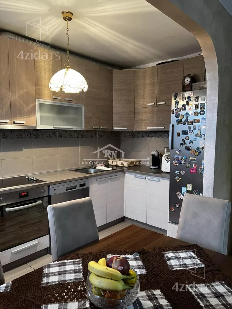 Šestosoban stan | 4zida