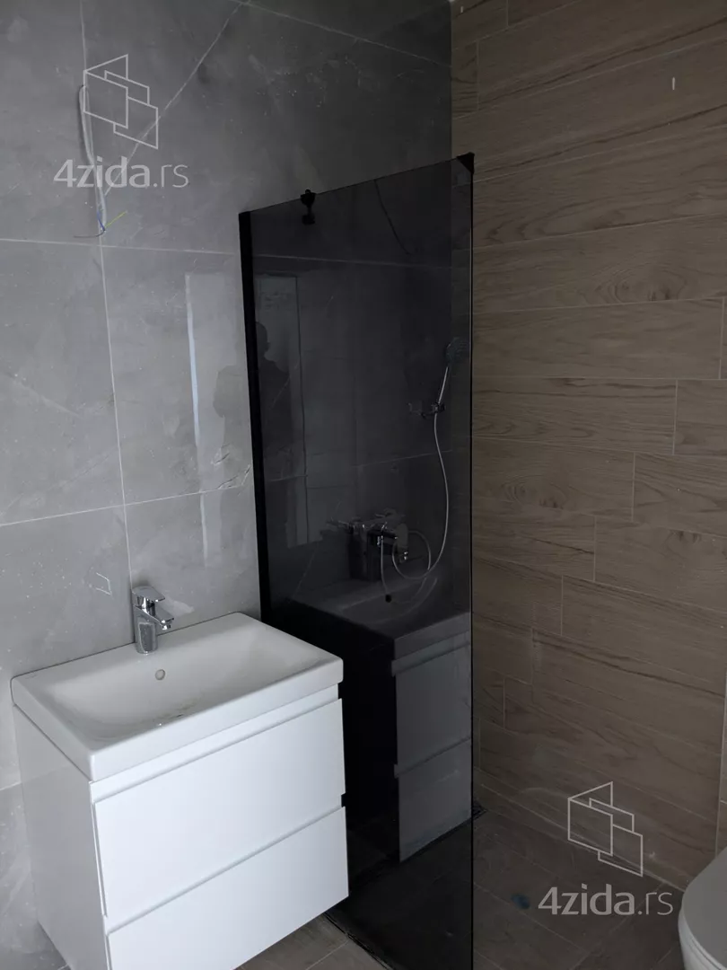 Šestoiposoban stan | 4zida