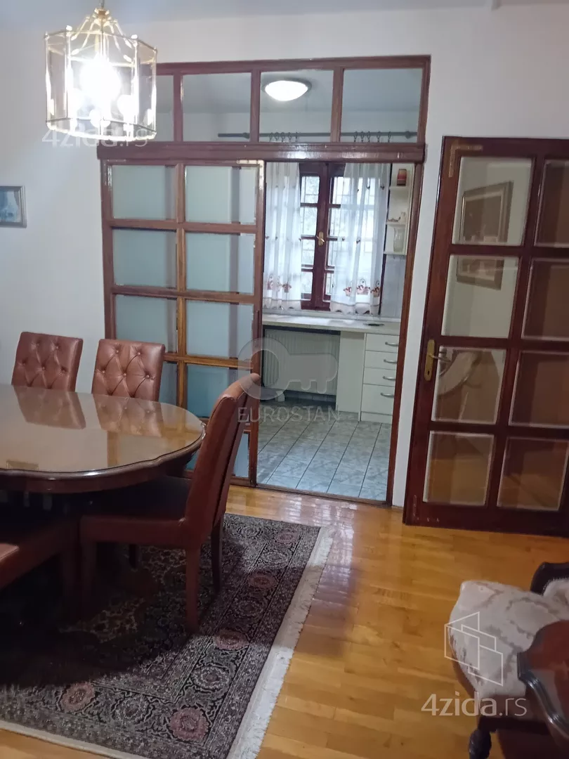 Šestoiposoban stan | 4zida