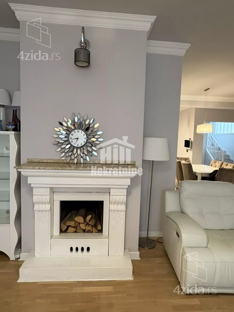 Šestoiposoban stan | 4zida