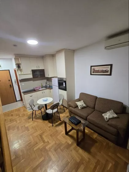 Lasla Gala | 4zida.rs