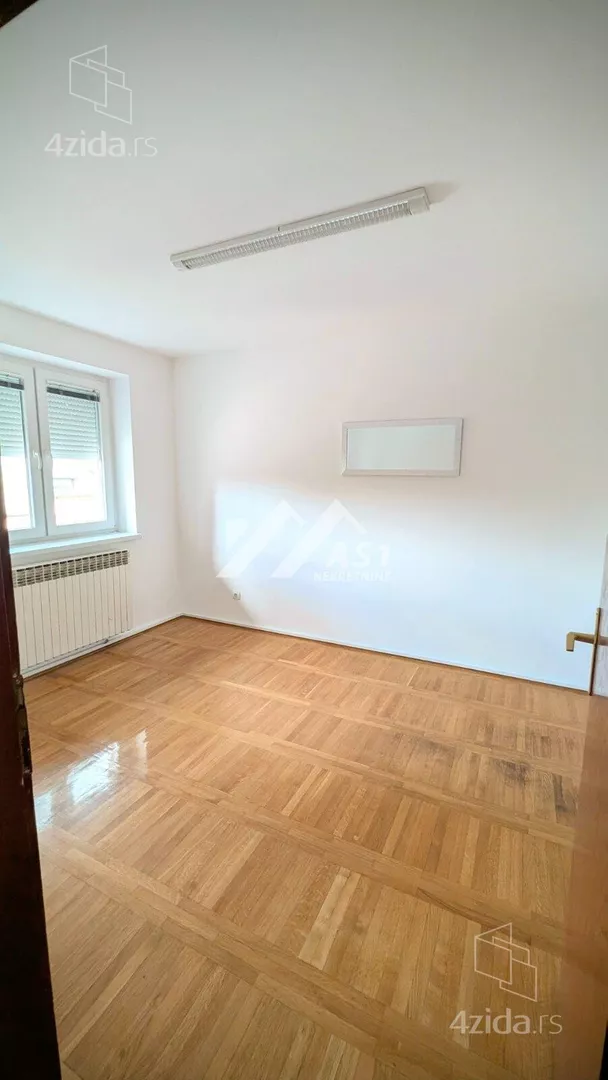 Poslovna zgrada | 4zida