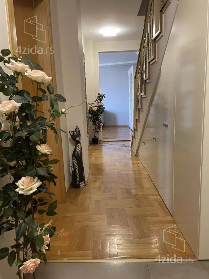 Četvoroiposoban stan | 4zida