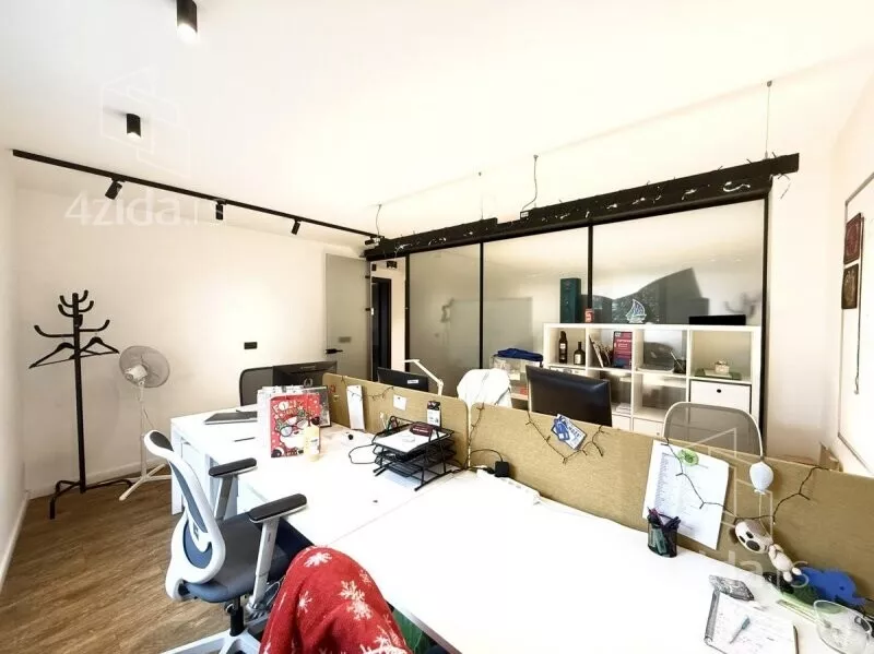 Poslovna zgrada | 4zida