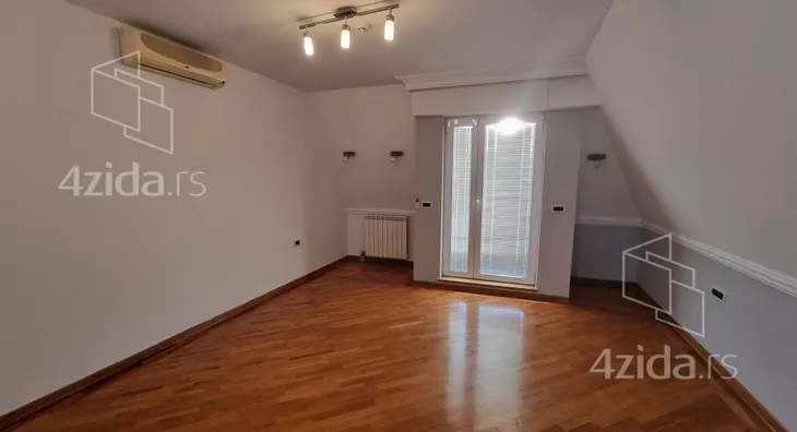 Šestoiposoban stan | 4zida